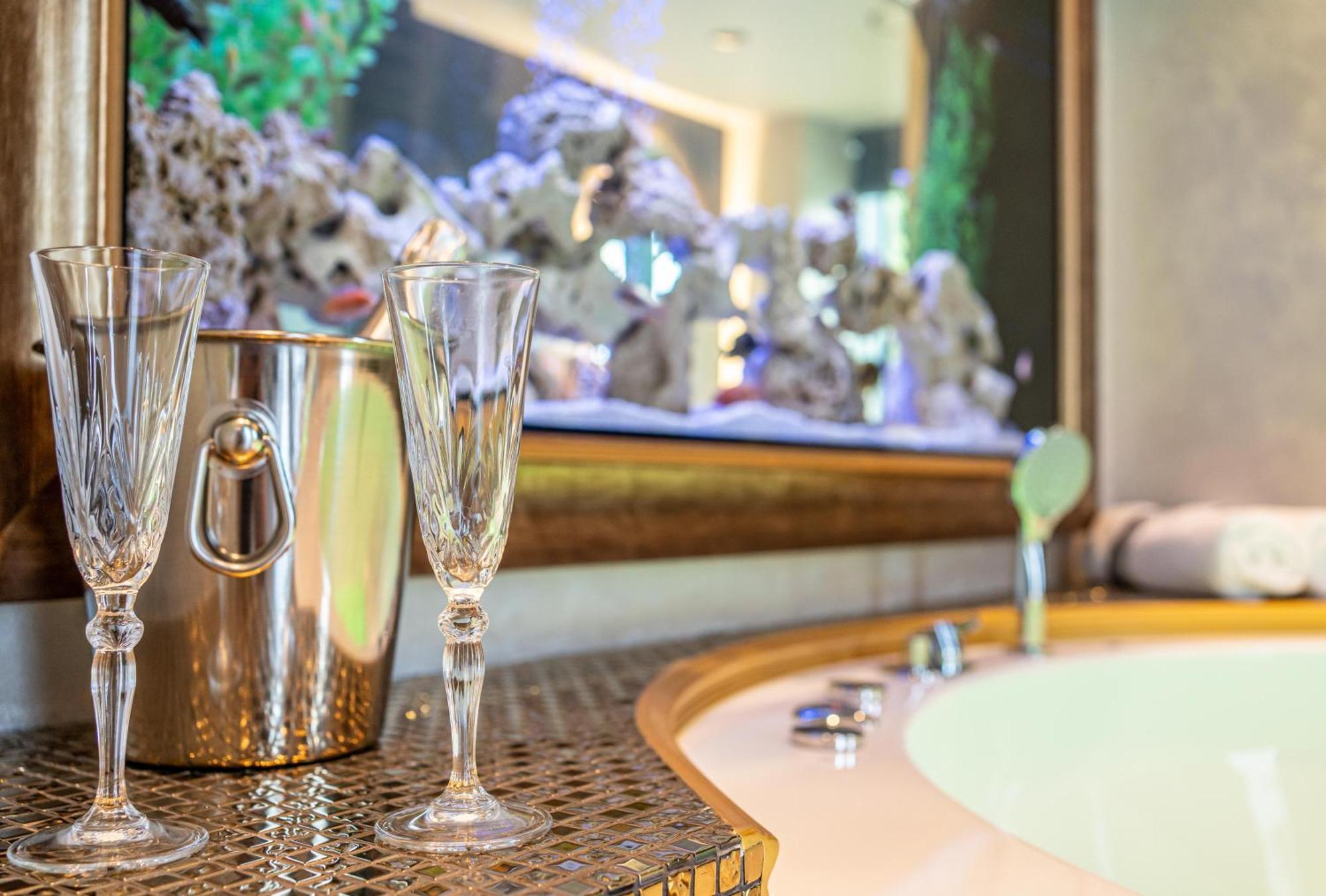 Jacuzzi Exotica Apartment クライペダ エクステリア 写真